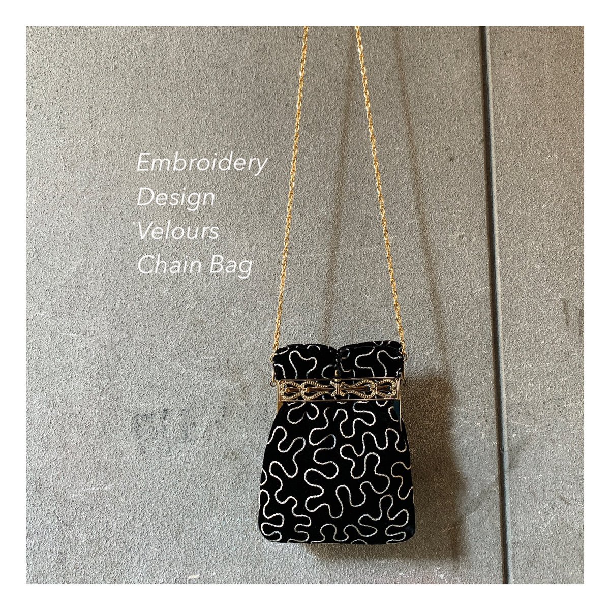 taffee_shop's tweet photo. #embroidery
#design
#velours
#chainbag 入荷☆
ブラックにホワイトの刺繍デザインが
可愛いベロアがま口バッグ♫
ゴールドチェーンがイイ感じ◎
#Taffee #宮崎 #古着 #刺繍 #チェーンバッグ #ベロア #総柄 #古着女子 #古着mix https://t.co/sQ4pvEFufk