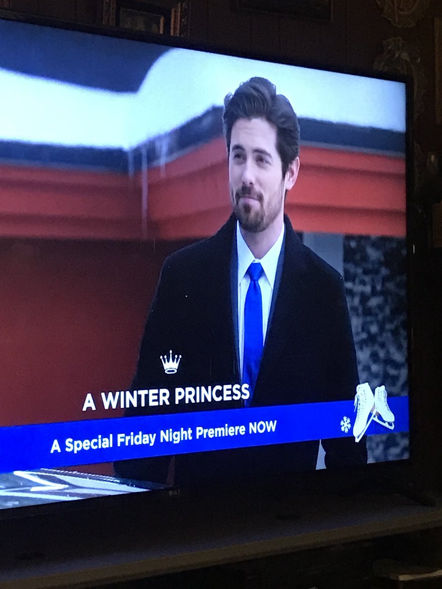 HunksOfHallmark's tweet image. Hot damn! Can I be a new hire? #letsmeet #AWinterPrincess @hallmarkchannel