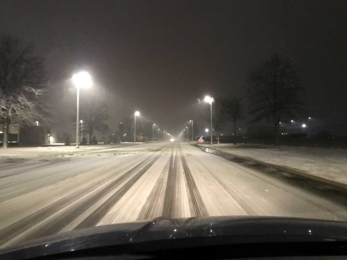 mrtigergator's tweet photo. @NWSKansasCity @fox4wx @KarliRitter @MBogowith @rnllwilliamswx @ErinKCTV5 @NevilleKMBC @NickBenderKMBC @BryanBusbyKMBC @glezak @StormHour @NashWX Heavy Snow 28° @KCIAirport Here to get my son from RSW for the AFC Title Game #LetsRoll #ChiefsKingdom #GoChiefsss https://t.co/N27Vksa3A0