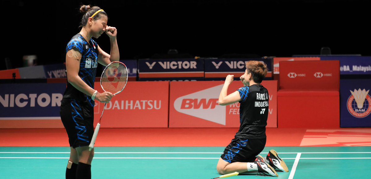 Pasangan ganda putri Indonesia, Greysia Polii (kiri) dan Apriyani Rahayu meluapkan kegembiraan usai mengalahkan wakil Jepang, Misaki Matsutomo/Ayaka Takahashi di semifinal Malaysia Masters 2019, Sabtu (19/1/2019).