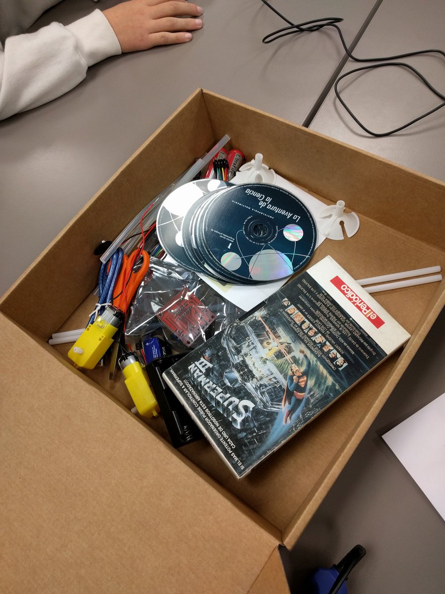 codelearn_cat's tweet image. La prova d&apos;avui consisteix a crear un robot a partir de cintes vhs i cds! #greenrobot #codeathlon