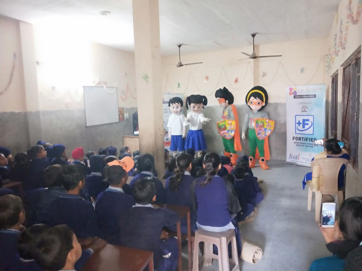 DaburIndia's tweet photo. #FSSAI #SNF #mascots #MasterSehat and #MissSehat interacted with 60 children from Gyan Kunj Public School at the awareness camp and raised awareness about benefits of a balanced diet and nutritious food. 2/2 #Dabur #CSR #HealthyIndia #HealthyIsHappy https://t.co/e3mT2bhUEY