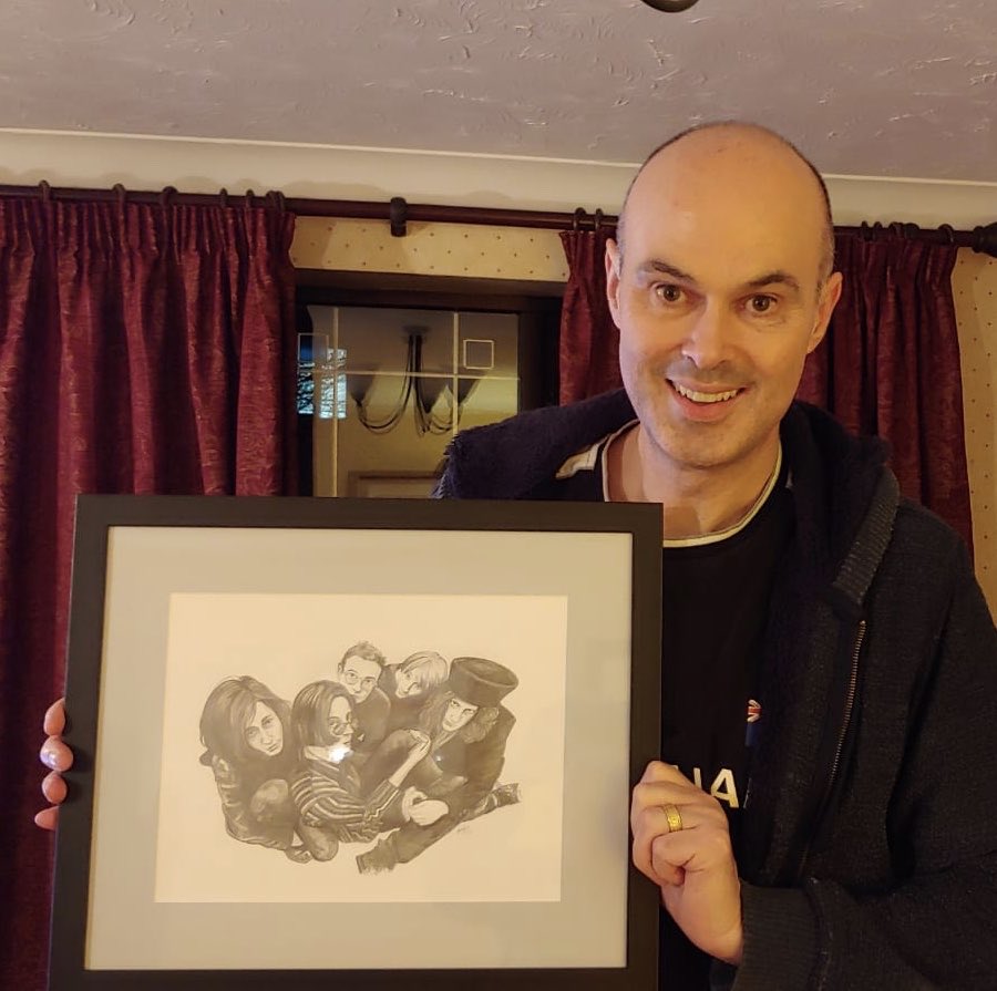 gingertotty's tweet photo. Recent commission. A pencil drawing of 90s outfit #levitationband. Happy birthday Paul! So glad you like it! Best thing about drawing - smiley faces on recipients :D thanks for the commission, Rose.
#terrybickers #musicians #illustration #sketch #music #indierock https://t.co/LBzFIyVMvQ