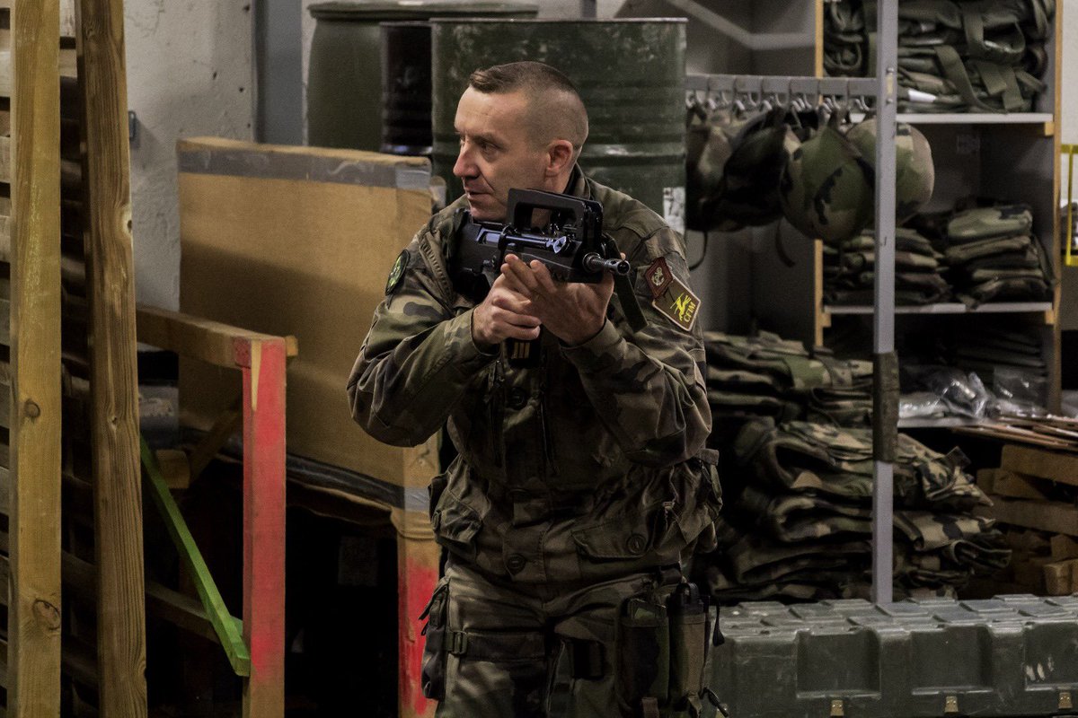 armeedeTerre's tweet image. #ÀLHonneur 😃 Le sergent-chef Sébastien du #CFIM de la #7BB a reçu la 🎖 médaille d’honneur pour acte de courage et de dévouement le 16 janvier dernier pour être intervenu avec sang-froid sur 9 blessés d'un grave accident de car d'une colonie de vacances percuté par un camion.