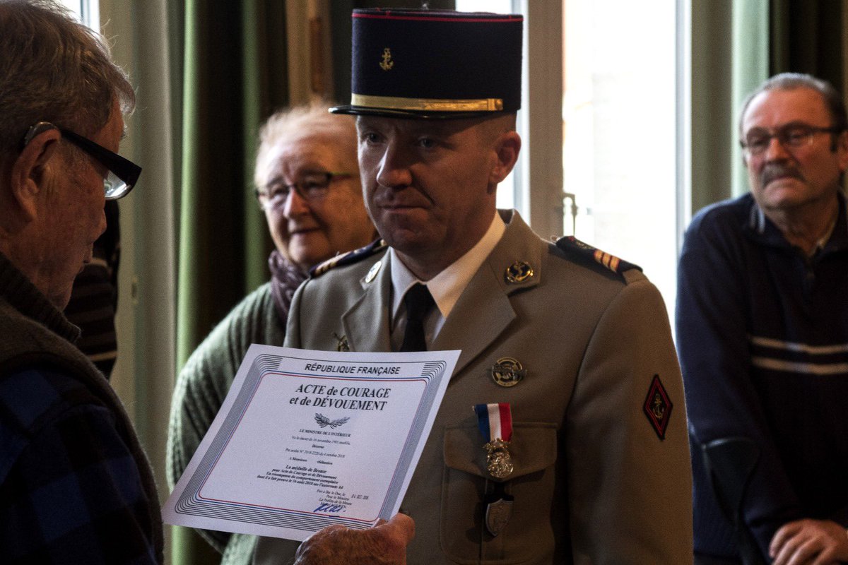 armeedeTerre's tweet image. #ÀLHonneur 😃 Le sergent-chef Sébastien du #CFIM de la #7BB a reçu la 🎖 médaille d’honneur pour acte de courage et de dévouement le 16 janvier dernier pour être intervenu avec sang-froid sur 9 blessés d'un grave accident de car d'une colonie de vacances percuté par un camion.