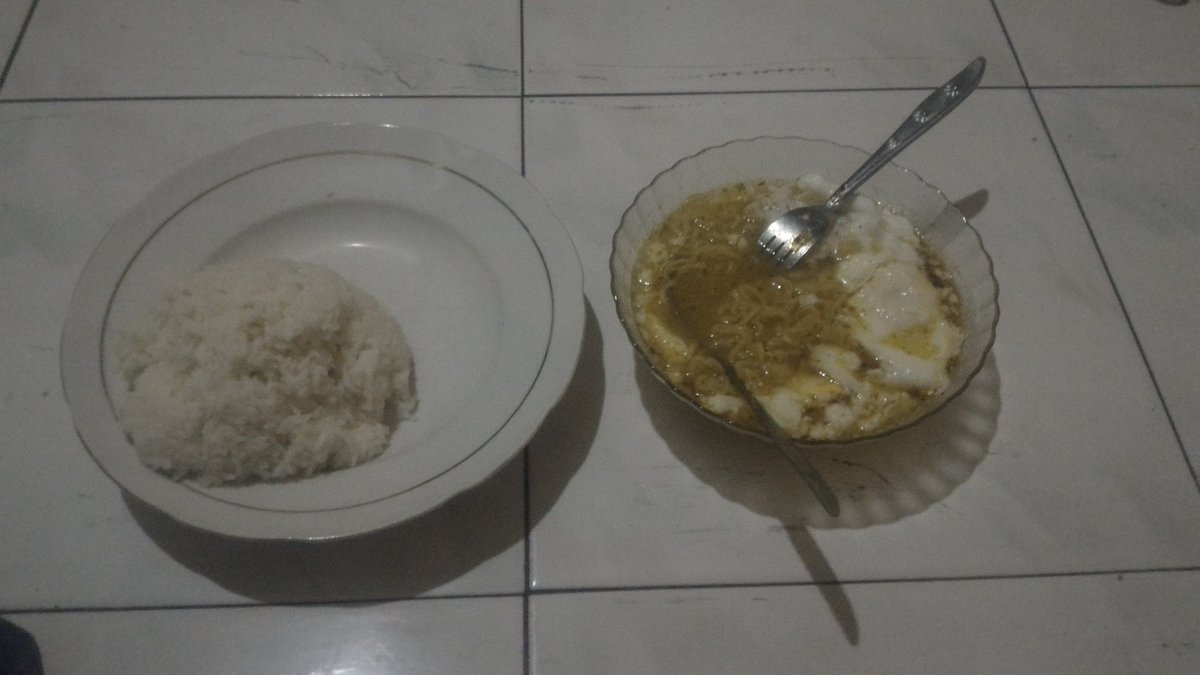 ranggaraka651's tweet photo. Sambil pantau TIKET persija . indomi dulu dengan keadaan bekasi Hujan.
@OrenBarat @12CSL https://t.co/xPEmdplmJs
