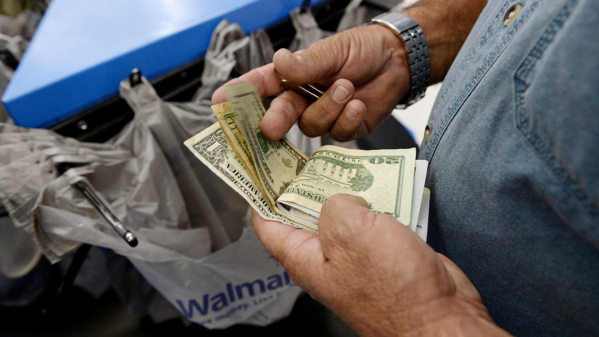 Fears mount as shutdown threatens economic growth https://reut.rs/2FLcKHa
