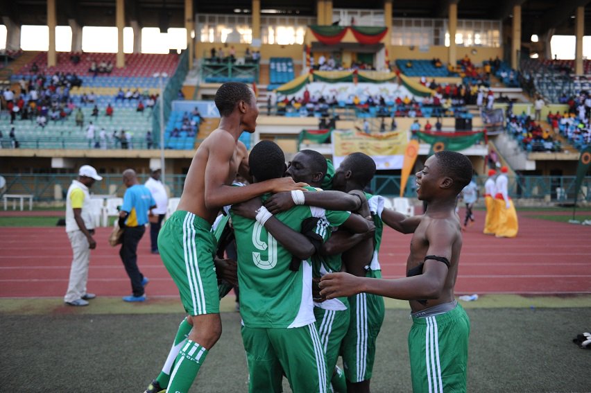 Shell_Nigeria's tweet photo. Thousands of 👥students from secondary schools across the nation compete for honours in the biggest youth ⚽football championship in 🇳🇬Nigeria. #NNPCShellCup #Education 📚 and #Football ⚽ https://t.co/g4yXXPFJx8 https://t.co/pLbJdaGJqV
