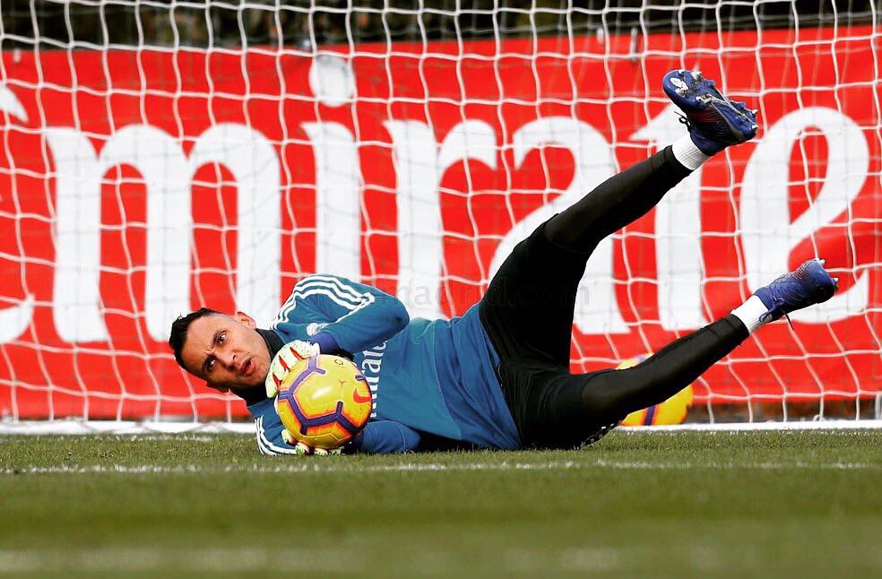 Siguen las bajas. Keylor Navas sufrió una lesión en el aductor largo de la pierna derecha. Courtois, recién recuperado y Casilla se fue a Inglaterra. Maldita sea, ¿Por qué este equipo vive de lesión en lesión? Lamentable esto.
#HalaMadrid #RealMadrid #PuraVida