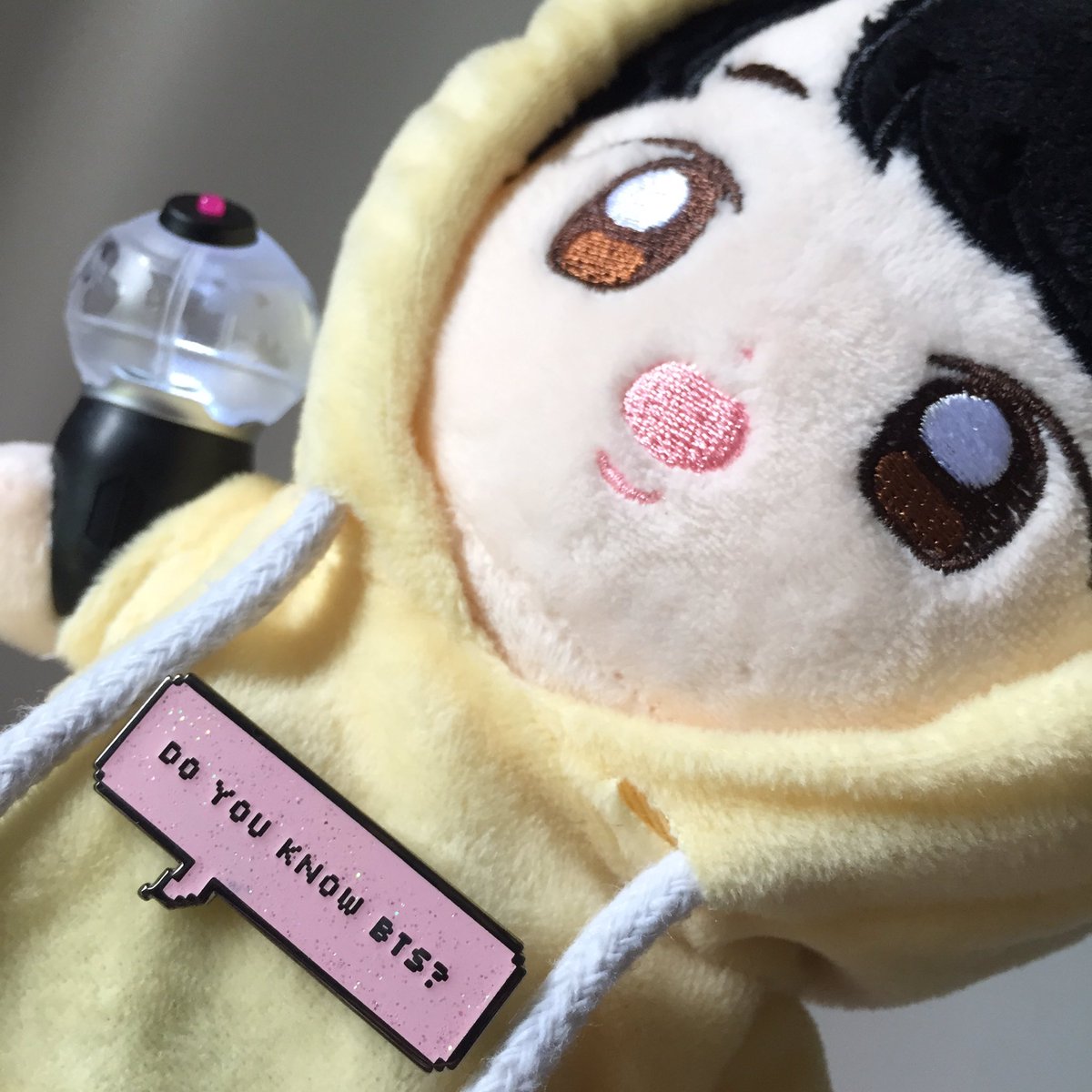 gentlemong's tweet photo. @DOKIJIN1204 at LYinSG: Hey! hey! Do you know BTS? 💜 beautiful pin from @doublevoltage! https://t.co/naxUfgBjyO