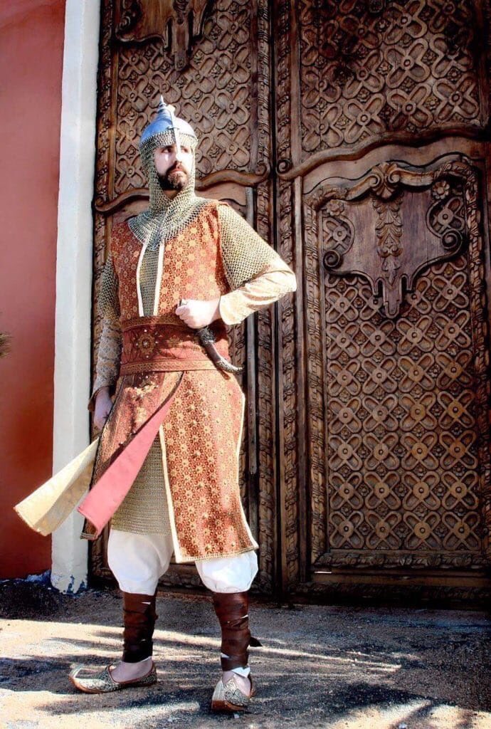 قال والي خرسان الأموي :

نصر بن سيار الليثي : كل شيء يبدو صغيراً ويكبر إلا المصيبة تبدو كبيرة وتصغر ، وكل شيء يرخص إذا كثر إلا الأدب فإنه إذا كثر كان أغلى . 
.

كتاب : اللطف واللطائف - الثعالبي