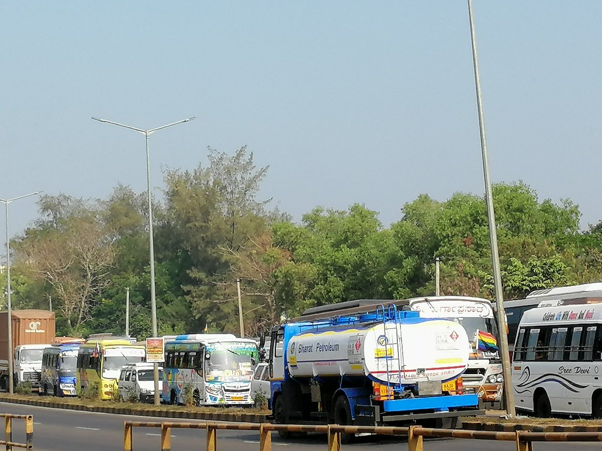 gowtham_jp's tweet photo. @acptraffic Traffic has been completely blocked even on service roads. Emergency services are finding difficult. Please do needful https://t.co/d3iv8ATBg2