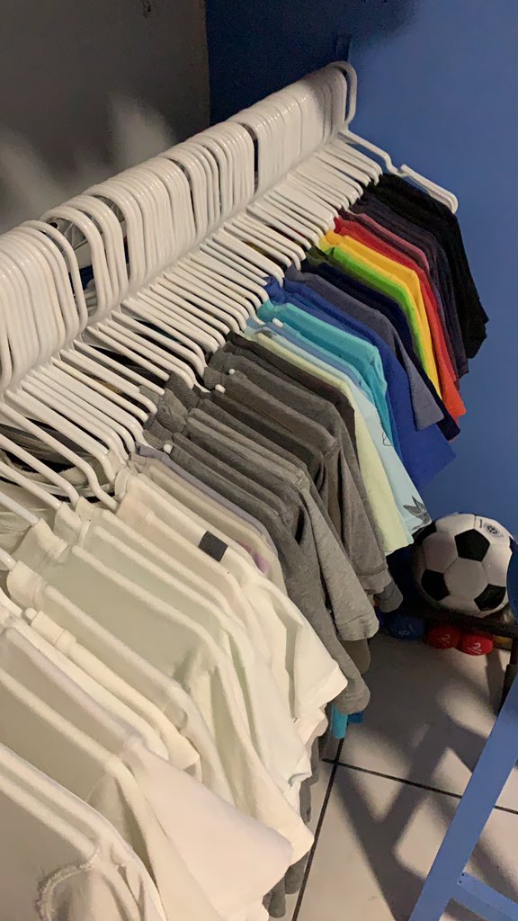 Soy el único que ordena su ropa por color???