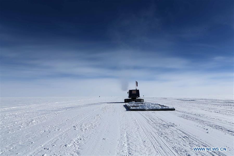 CGTNRadio's tweet photo. China's #fixedwingaircraft for polar flight lands at #KunlunStation
https://t.co/EeJNv7hoht https://t.co/PSlOA2bHhG