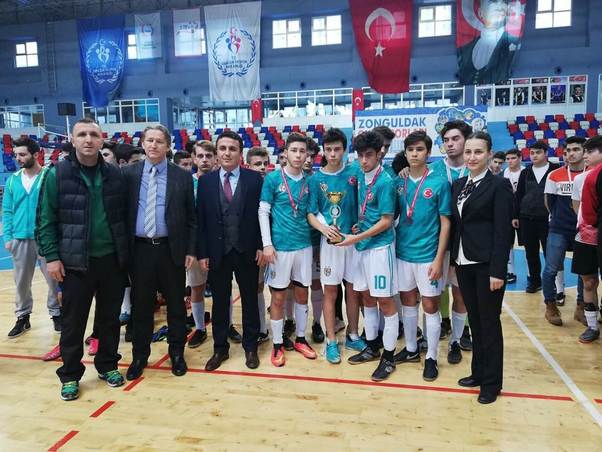 Futsal Genç Erkeklerde il 2.si olan Kozlu Anadolu Lisesi Futsal takımını tebrik ediyoruz.
#KozluGençlikSpor 
<a href="/kasapoglu/">Dr. Mehmet Kasapoğlu</a> <a href="/sinanaksu/">Sinan Aksu</a> <a href="/hamzayerlikaya/">Hamza Yerlikaya 🇹🇷</a> <a href="/mehbaykan/">Mehmet Baykan</a> <a href="/hakyuksel67/">Hakan YÜKSEL</a> <a href="/akifbasdag6778/">akif başdağ</a>