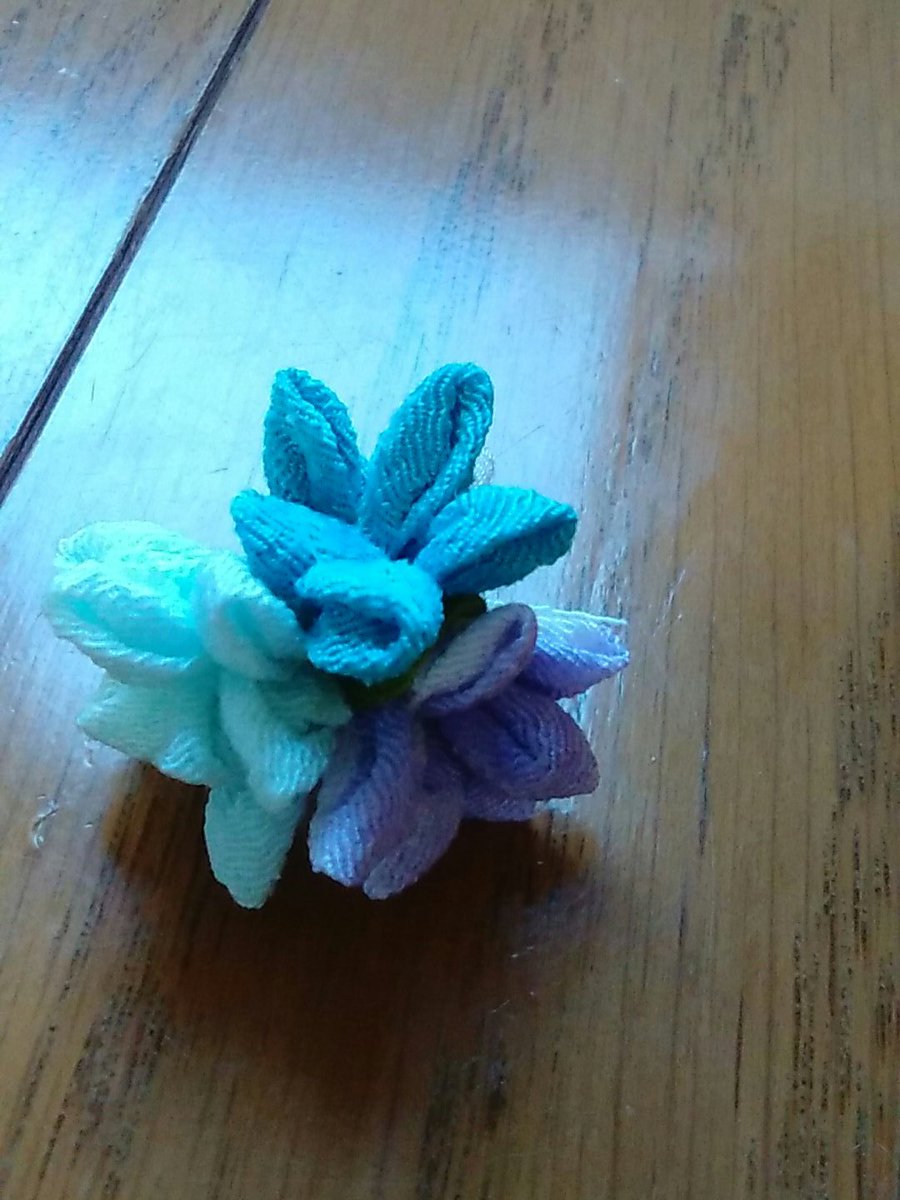 ট ইট র るーたす 小さな端切れで花束を作りました お葬式のときに本物の花と一緒に棺桶にいれて差し上げようかと思います