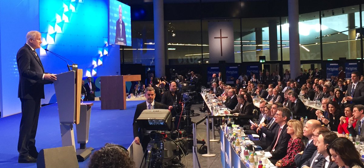 CDeutschlaender's tweet photo. „Ja, liebe Freunde. Mein Werk ist getan. Macht’s gut.“ Seehofer wird mit langem Beifall in der CSU verabschiedet. https://t.co/kzb0nTDKYU