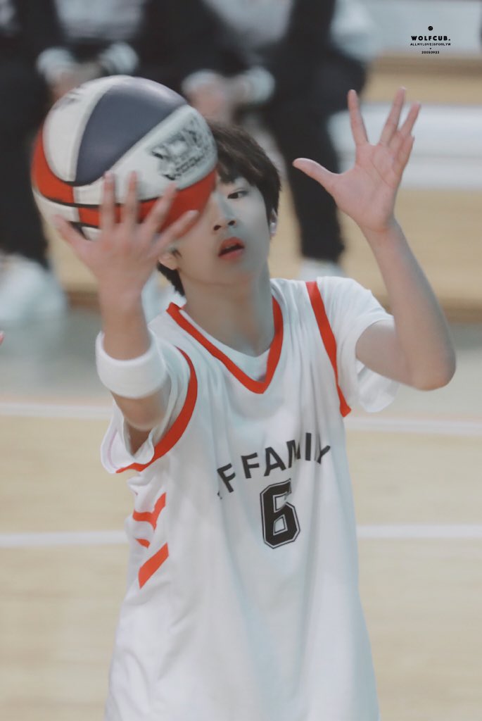 WolfCub_0923's tweet photo. #台风少年团  #台風少年団
#刘耀文 #liuyaowen #TyphoonTeens  #リュウヤウォブン  #류야오원 #TYT 
#ラッパーマンネ #หลิวเย่าเหวิน
20181222 TF家族冬季运动会
篮球🏀˚✧@TFFamily_PR 刘耀文 https://t.co/vjqaFnulGG