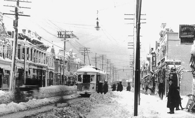 Image of the blizzard of 1913 impeding traffic on W. 25th St. in #Cleveland.
Click here to read more about other epic #Cleveland snowstorms:
https://case.edu/ech/articles/b/blizzards …
#CleStartsHere #PhotobyWRHS #cwru #snowpocalypse2019 #theland #ohio #thiswascle #ThisisCLE