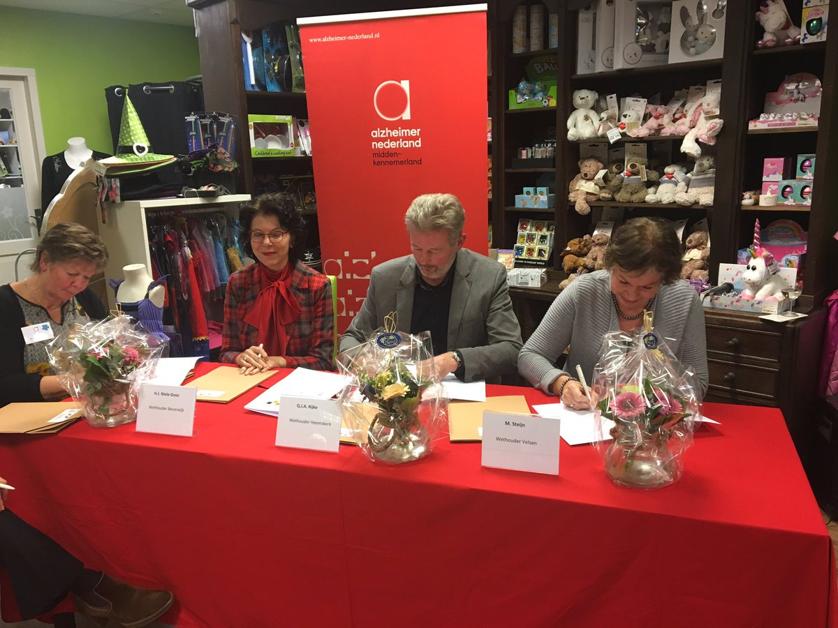 Afgelopen week tekenden drie gemeentes de intentieverklaring “dementievriendelijke gemeente”. Geweldig! 👍
<a href="/gem_Beverwijk/">Gemeente Beverwijk</a> | <a href="/gemvelsen/">Gemeente Velsen</a> | <a href="/gem_heemskerk/">Gemeente Heemskerk</a> #intentieverklarig #dementievriendelijk #alzheimernederland