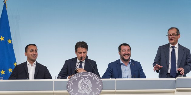 francescagraz1's tweet photo. Il governo #giallonero, per famiglie in povertà ,ha copiato e attinto ai fondi del REI istituito e integrato dai #GoverniPd.Ma fa tanta propaganda ai suoi
provvedimenti, che ci stanno costando la RECESSIONE !!  
#cialtronincapaci https://t.co/k02gIC8mRm