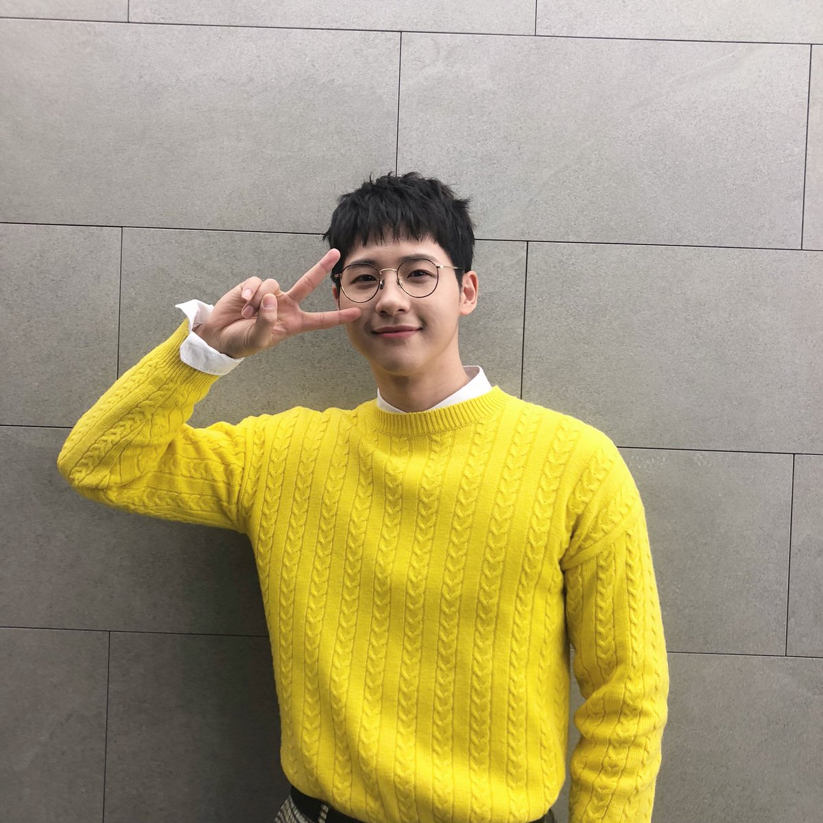 _B1A4OFFICIAL's tweet photo. [#B1A4Story] 190119 MBC 쇼! 음악중심 스페셜 MC로 함께한 오늘만은 귀염둥이 😉 CNU📸

#B1A4 #CNU https://t.co/r8OLcWb1et