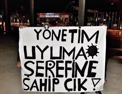 Beşiktaş taraftarlarının nefretini bugünkü açıklamalar da dindirmedi. Burak Yılmaz, Beşiktaş’ın konakladığı otel önünde protesto edildi.
