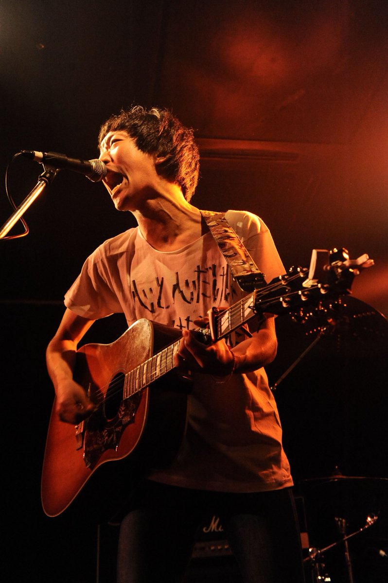 ircle_info's tweet photo. HUMANisM〜レポ編〜

告知なし！緊急弾き語り参戦！
ワタナベシンゴ（THE BOYS&amp;GIRLS）

シンゴが歌いに来たから歌ってもらったわ
まじで最高やったな（笑）

かわち

photo @masound
#HUMANisM #ircle https://t.co/bIOh0ovqYI
