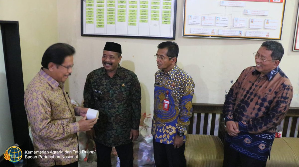 atr_bpn's tweet photo. #SobATRBPN, Menteri ATR/Kepala BPN menghadiri penyuluhan program Pendaftaran Tanah Sistematis Lengkap (PTSL) Tahun 2019 di Kantor Desa Banjarsari, Kabupaten Garut, Jawa Barat, Sabtu (19/1). Simak dulu ya:

#KerjaBerdampak

https://t.co/rtevLzcX11 https://t.co/PrvdfdCs8g