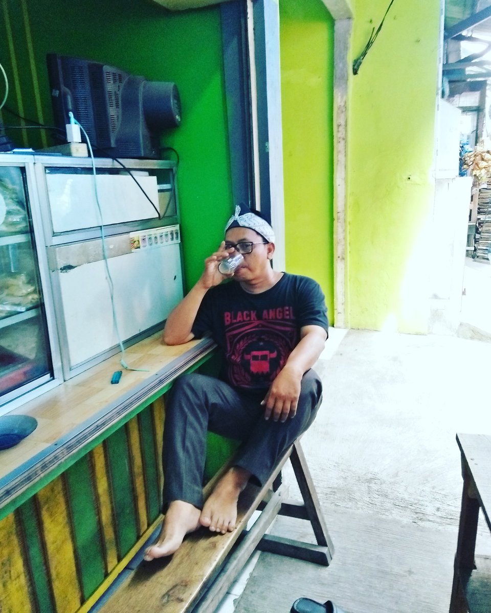 Kangakmal41's tweet photo. Tak selalu ditempat enak,  meski debat capres dan cawapres ronde pertama sudah selesai. Tetapi aromanya masing terasa diwarung kopi (warkop) . Saya usul kepada @KPU_ID @bawaslu_RI agar diadakan debat para pendukung arus bawah di warkop terdekat.  @nu_online @RadioElshinta https://t.co/uag5SS8SfM