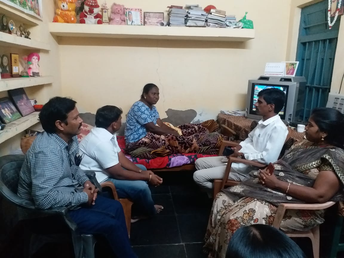TGPA6's tweet photo. వరంగల్ అర్బన్ అధ్యక్షురాలు రజిత ను పరామర్శించిన TGPA నాయకులు ప్రధాన కార్యదర్శి గుడ్ల శ్రీనివాస్ మహారాజ,సుభాష్,కల్పన,నెమలి రవికుమార్ గారు. కాలుకు ఫ్రాక్చర్ అయి మంచానికే పరిమితం అయింది. తనను చూసిన తర్వాత బాధకకలిగింది. ఖాజీపేట తన ఇంటిలో విశ్రాంతి తీసుకుంటుంది.
జై భీమ్ జై జై టీజీపీఏ. https://t.co/Xi3J28cPcM