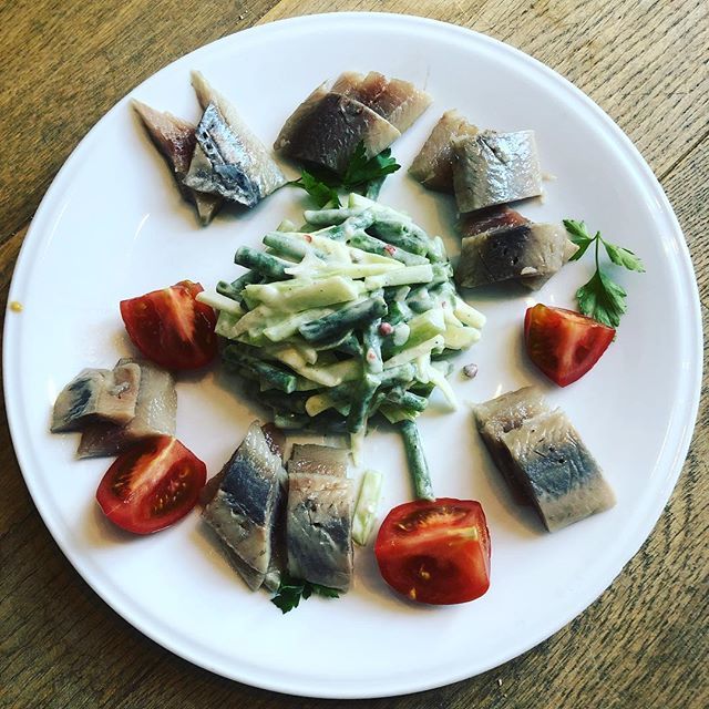 Even lekker lunchen: salade de maatjes. Dikke maatjes met de visman op de #albertcuypmarkt. #commechezsoi #maatjesharing bit.ly/2CyhHAd