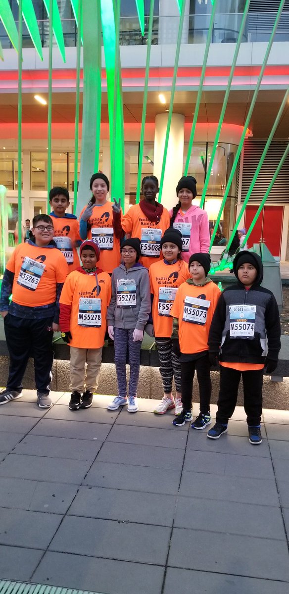 AdrienneToller2's tweet photo. Sutton Elementary Kids Run Club is up and at it early for the 5K. https://t.co/mwhGkt4e7U