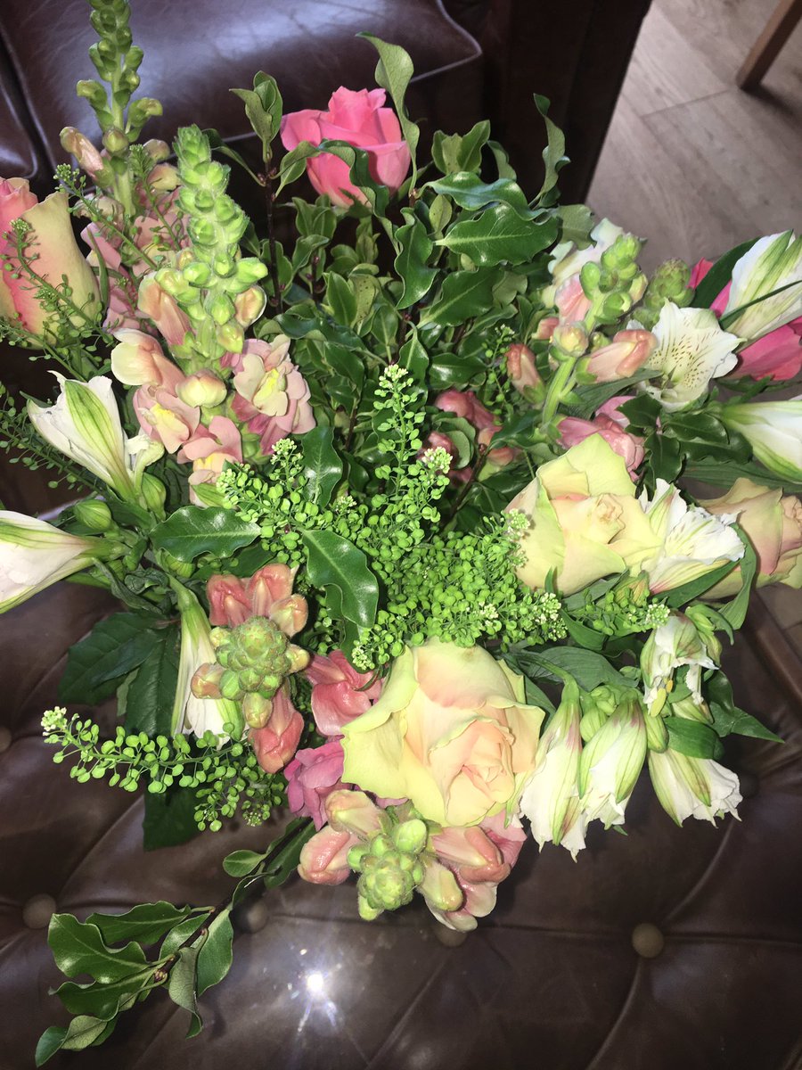Listentomelissa's tweet photo. @ROHchorus thank you lovely girls for my beautiful flowers and card. They really cheered me up. I’m not good at being a patient patient!!! 😘😘😘 https://t.co/2GifBH33kx