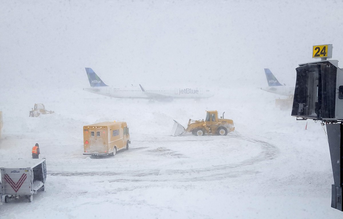 How do pilots take off in a snowstorm?: https://trib.al/wvTwmmd