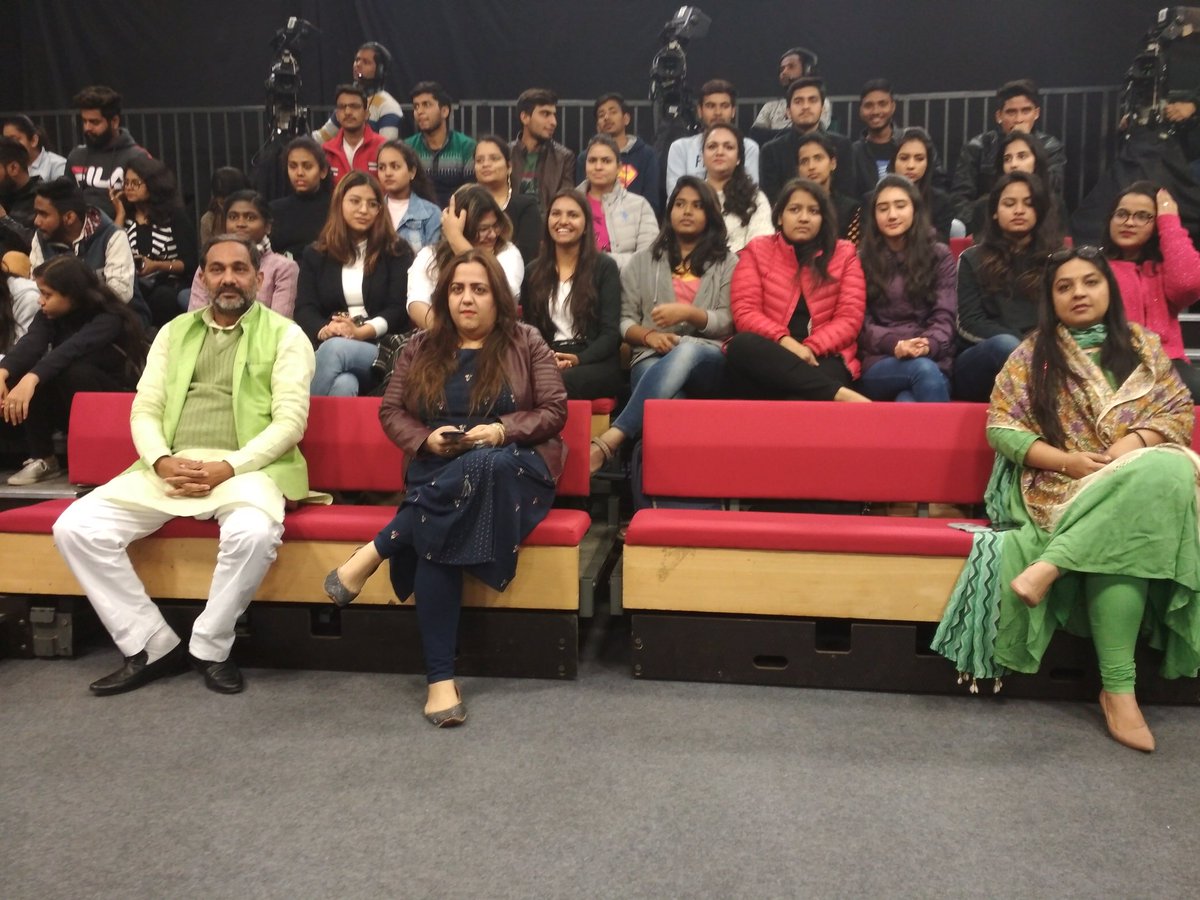 puneetshukla3's tweet photo. Watch @News18India today at 8pm for #LapeteMeiNetaji with @KishoreAjwani and @Radhika_Khera @CharuPragya #RajkumarBhatiSP and poets are @chiragblog @kavigaurav VinitPandey #AnilChaubey https://t.co/oOCEuyThqR