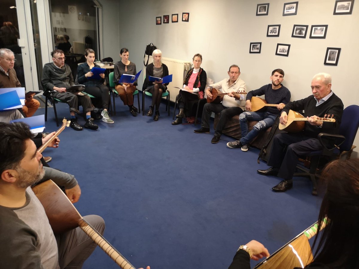 bindus_vzw's tweet photo. In samenwerking met de cursisten 'Turks' van het PCVO Moderne Talen Hasselt heeft onze lidvereniging 'Music club' een koor opgericht in de lokalen van UTV Limburg. Samen met deze multiculturele groep wordt er gezongen en muziek gemaakt met de saz. #utv #pcvo #limburg #musicclub https://t.co/lsmp95Fm7f