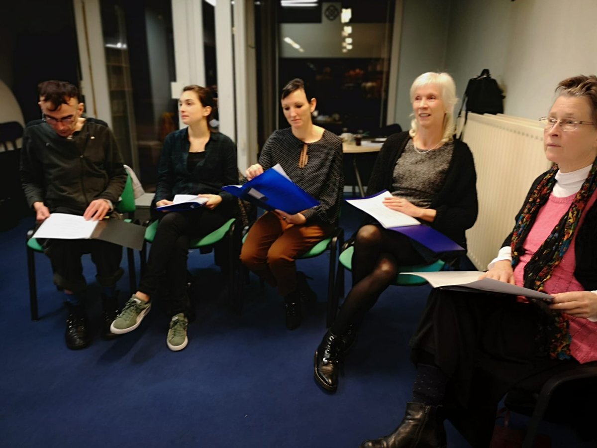 bindus_vzw's tweet photo. In samenwerking met de cursisten 'Turks' van het PCVO Moderne Talen Hasselt heeft onze lidvereniging 'Music club' een koor opgericht in de lokalen van UTV Limburg. Samen met deze multiculturele groep wordt er gezongen en muziek gemaakt met de saz. #utv #pcvo #limburg #musicclub https://t.co/lsmp95Fm7f