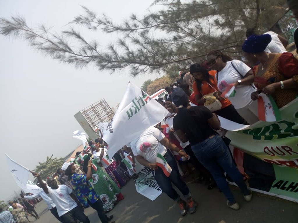 After a hectic 5 day’s work in and out of Nigeria just to #GetNigeriaWorkingAgain, our supporters troop out in their numbers to #WelcomeBackAtiku to Nigeria.
The love and cheer from millions of our supporters is nothing but a clear sign of getting set to boot Buhari out of villa