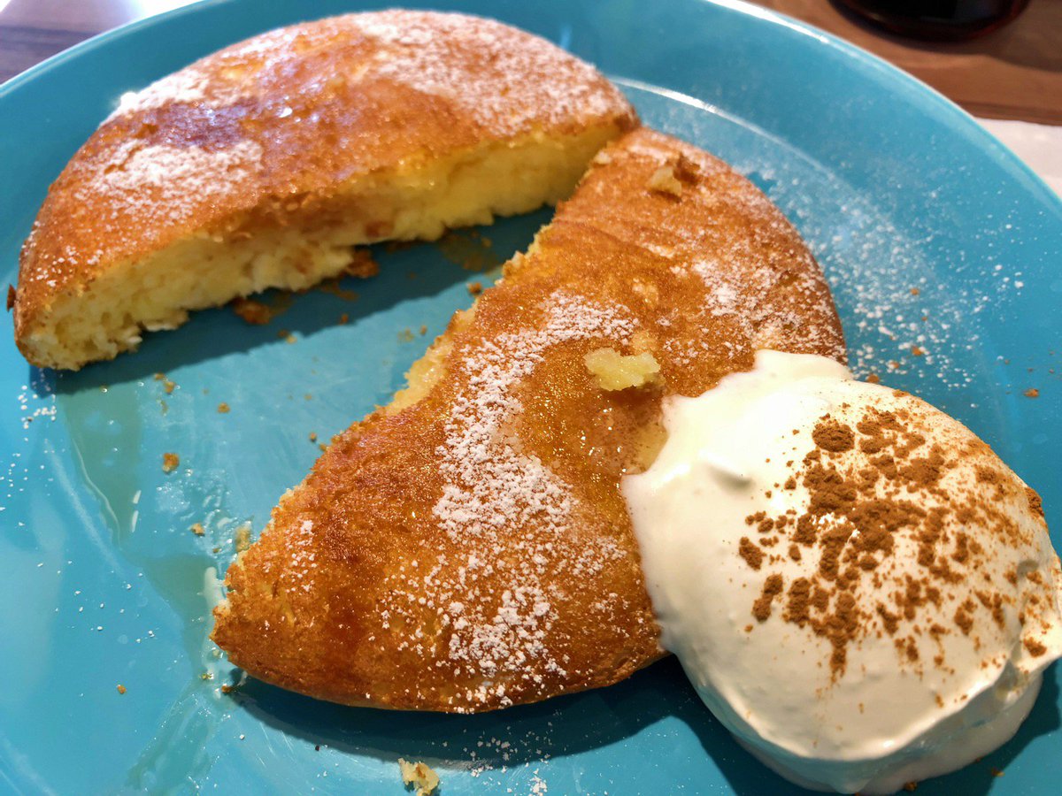 さすらいグルメ日記 U Tvitteri 錦糸町駅直結のオスロコーヒーにはふかふかのデンマークチーズパンケーキがある ケーキ 生地にクリームチーズを加えて焼いたパンケーキが580円で食べられるコスパの高さ バターが生地に染み込んでいく姿を眺めながらお好みでメープル