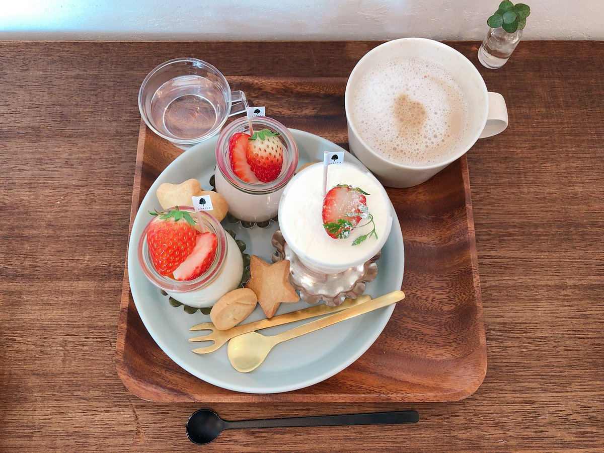 プリン王子 プリン研究家 赤羽 アンズトモモ かわいいいちごスイーツがたべれるカフェ 店内は6席と広くはないため連日並ぶほどの人気店 カップにはいったショートケーキ ビンにはいったレアチーズケーキなどかわいらしいのはもちろん味もさすがお