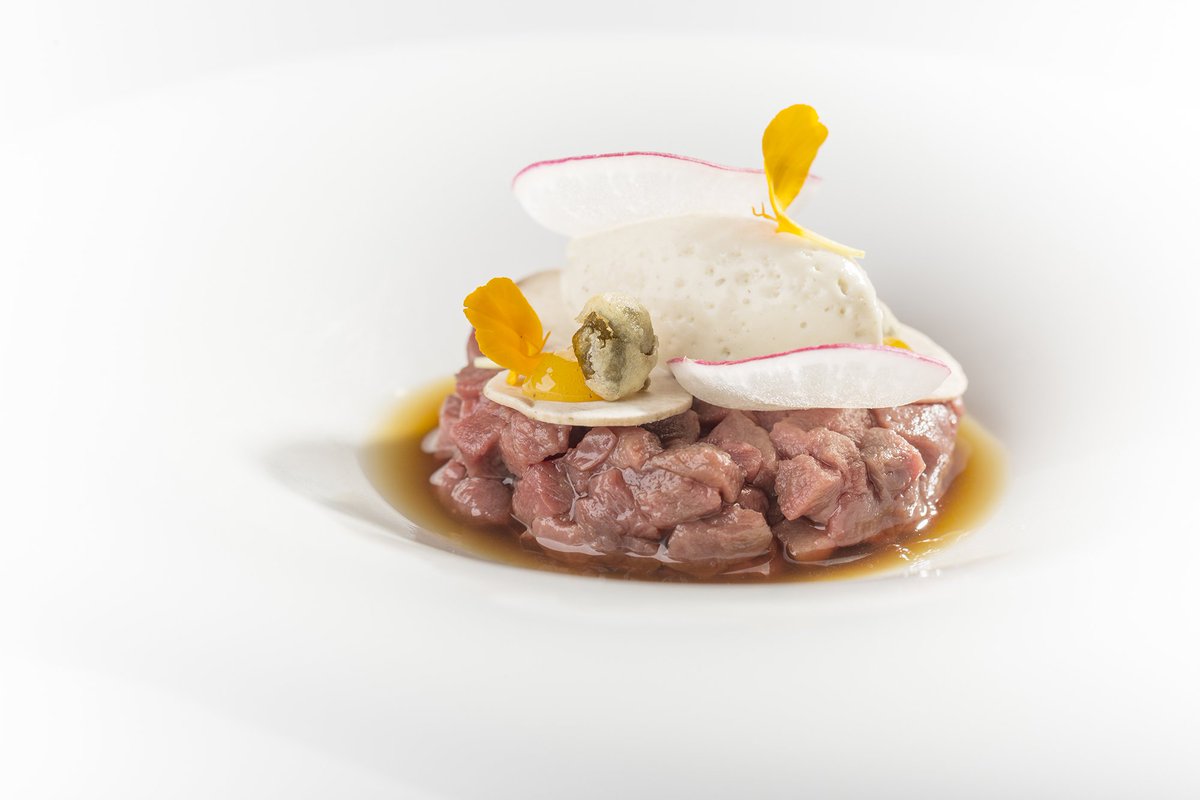 Tartar de corzo con una mouse de anchoa, encurtidos y caldo frío de verduras asadas.
º
Venison tartare with anchovy mouse, pickles and cold roast vegetable soup.

#BeatCalpe