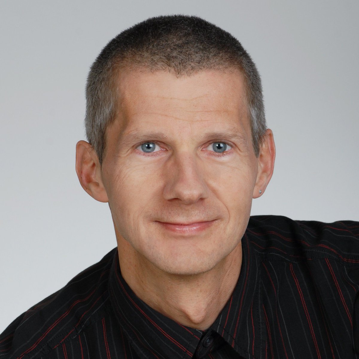 emBOconference's tweet image. Our first Trainer will be @rainer_grimm , he is an independent instructor giving modern C++ seminars and published several books about modern C++ and concurrency.
In his 3,5h training you will see how to use #modernCpp for your embedded target!