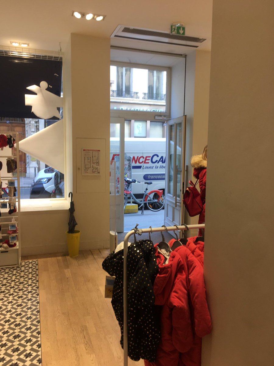 sb35944415's tweet photo. -5d ext +20d int ...porte ouverte sans pb chez @petitbateau lyon 2... @brunepoirson une réglementation ? https://t.co/GzjbdmwQTU