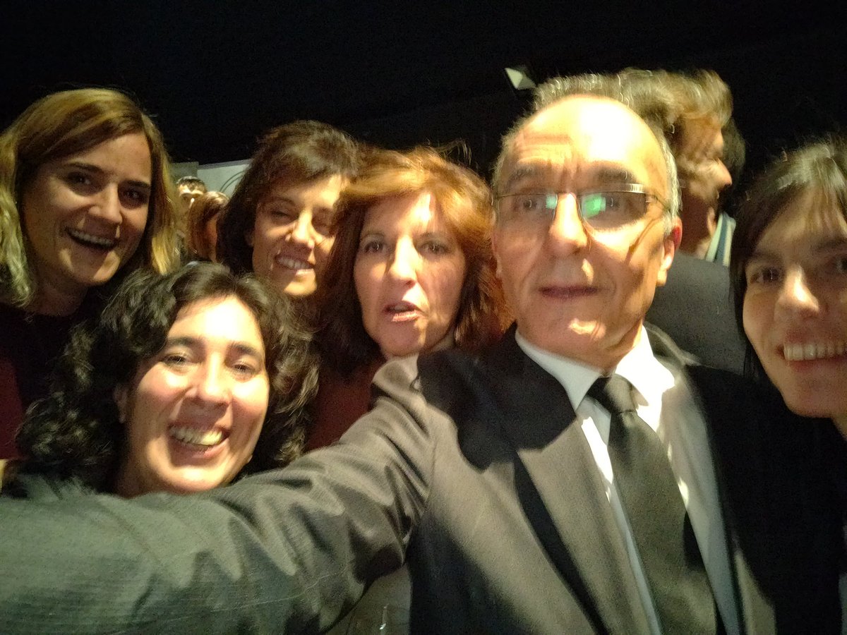 GerardoQuietMan's tweet photo. Rodeado de mujeres estupendas en una noche estupenda. ¿Puede pedirse más? #VIPremiosDDC #CarmenYLola #ElFuturoEsMujer https://t.co/NZ3LsyQJHl