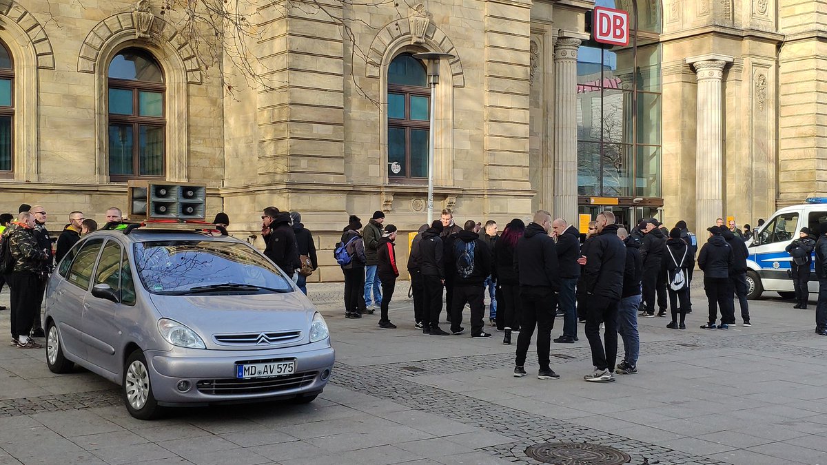 PresseserviceRN's tweet photo. #md1901 11.30 Uh r
In #Magdeburg soll heute ein extrem rechter #Trauermarsch stattfinden. Der Zulauf zur Versammlung ist jedoch momentan geringfügig. 
Ca. 40 Sympathisierende aus #Magida #NPD  und #dierechte warten am Hauptbahnhof https://t.co/sfG0xrmig7