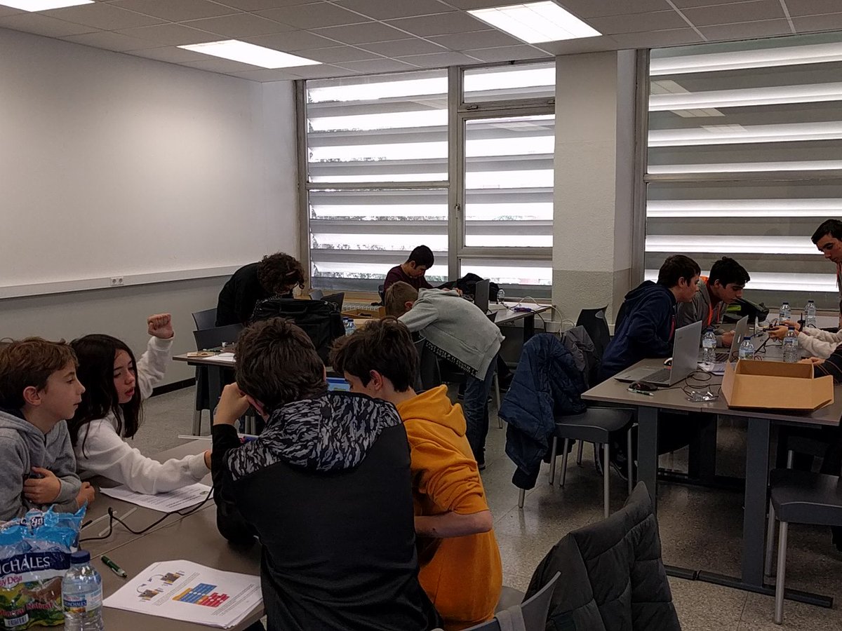 codelearn_cat's tweet image. Els robots van agafant forma. Però quin serà el més estable i ràpid? Un d&apos;ells s&apos;emportarà la màxima puntuació avui, i pot ser decisiu per a la classificació general #codeathlon