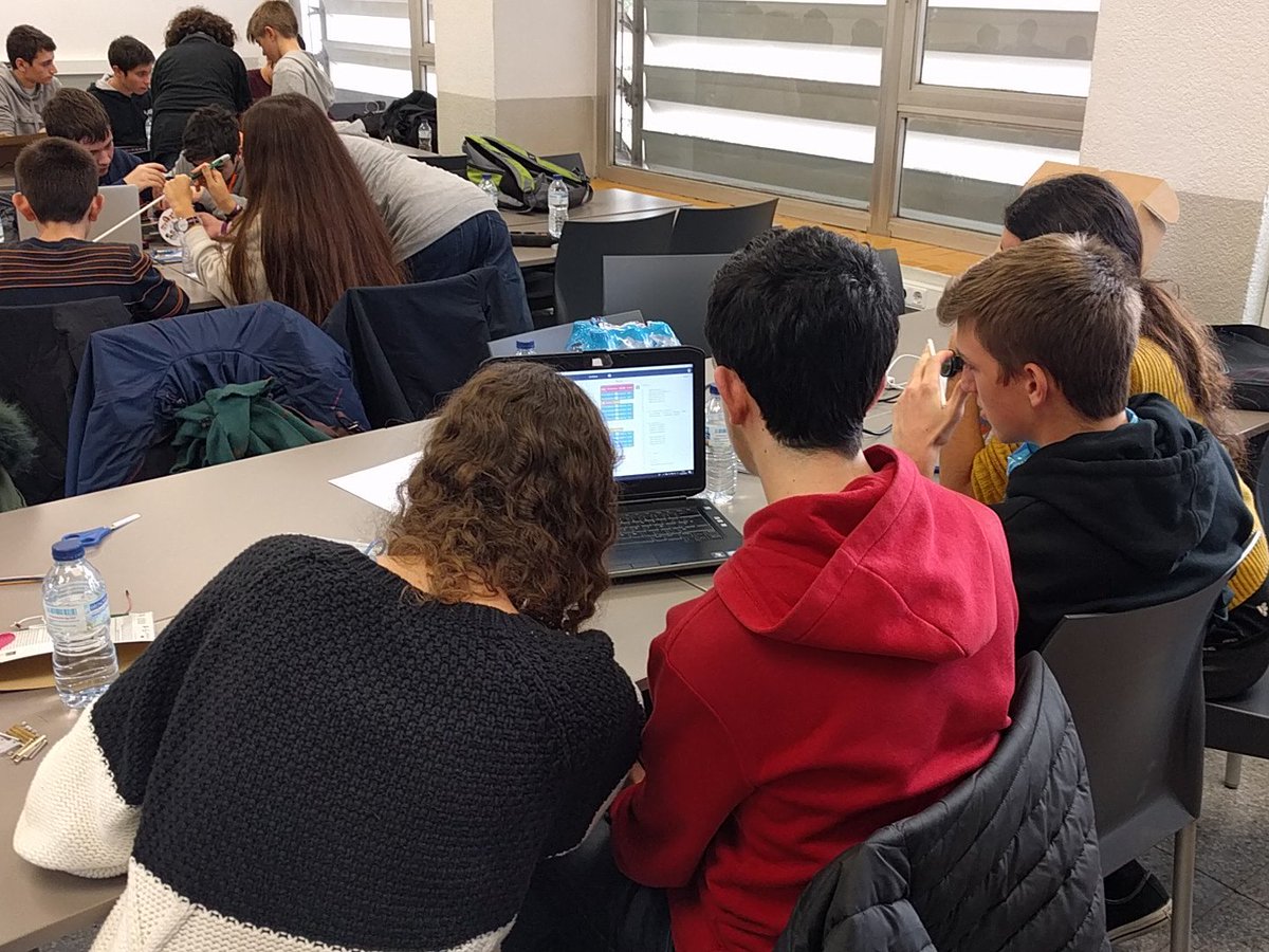 codelearn_cat's tweet image. Els robots van agafant forma. Però quin serà el més estable i ràpid? Un d&apos;ells s&apos;emportarà la màxima puntuació avui, i pot ser decisiu per a la classificació general #codeathlon