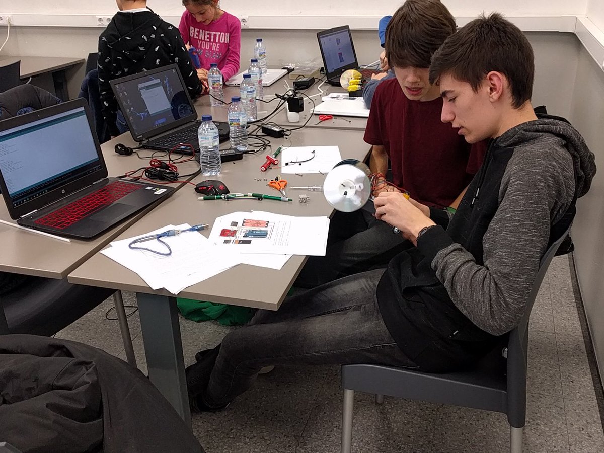 codelearn_cat's tweet image. Els robots van agafant forma. Però quin serà el més estable i ràpid? Un d&apos;ells s&apos;emportarà la màxima puntuació avui, i pot ser decisiu per a la classificació general #codeathlon