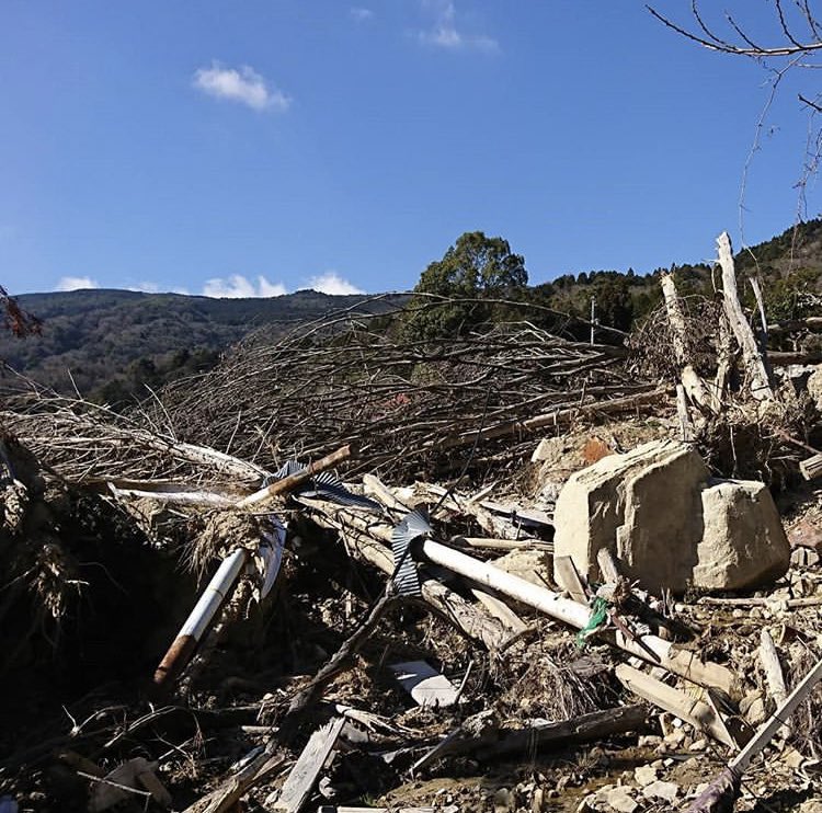 instagram #西日本豪雨 #広島県
「地区を歩きまわり畑や水路等を確認。行政からの復旧工事も始まって重機・ダンプが…
『今出来ることを少しでも』〜手伝えることをやるし、現状を伝えて風化させないようにしないと!」
https://www.instagram.com/p/Bsz8oL4nvbv/?utm_source=ig_share_sheet&igshid=syva8gs3763z …より引用
#呉市 #安浦町 #市原地区 #災害ボランティア